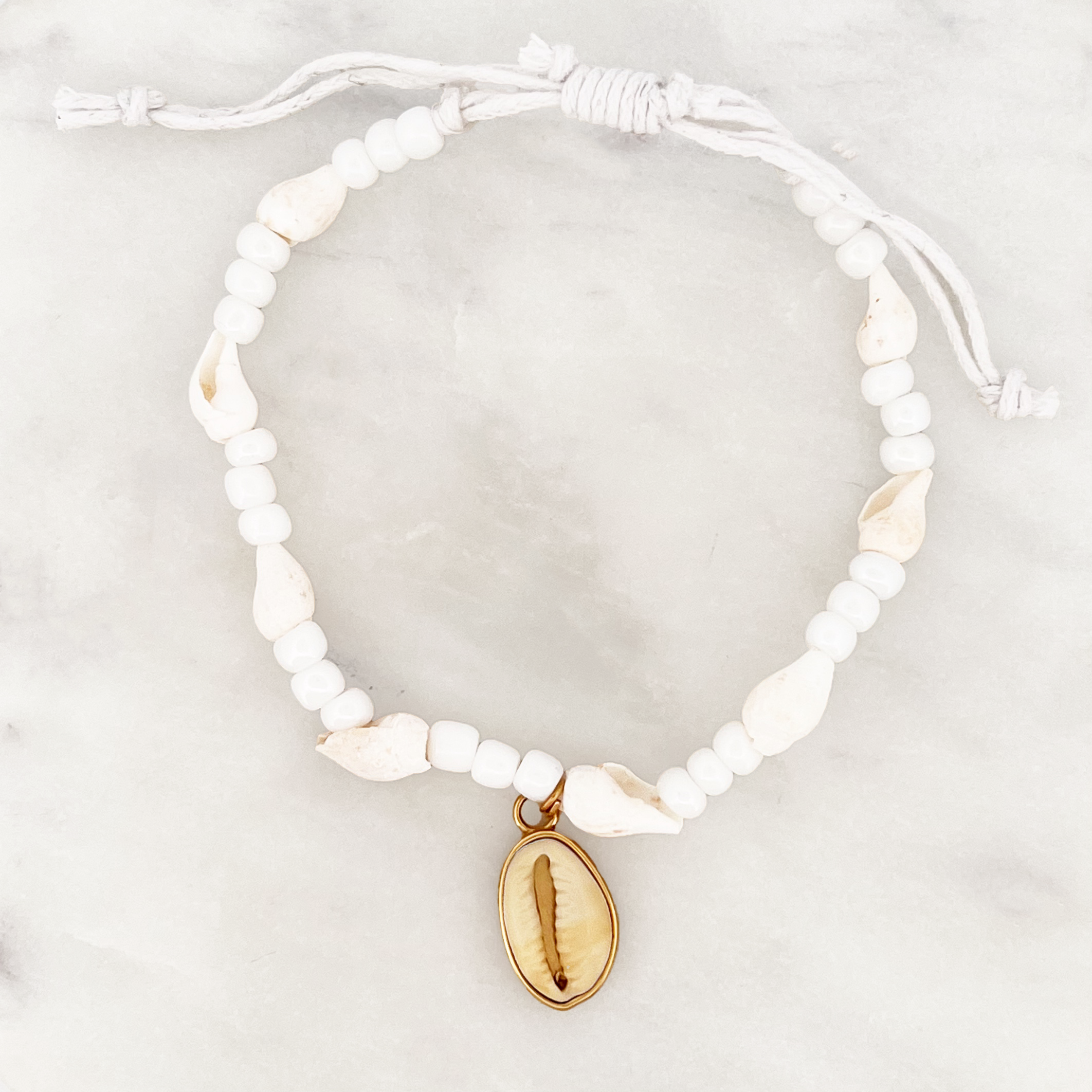 Weißes Muschelarmband mit Kaurimuscheln Weißes Muschelarmband mit Kaurimuscheln