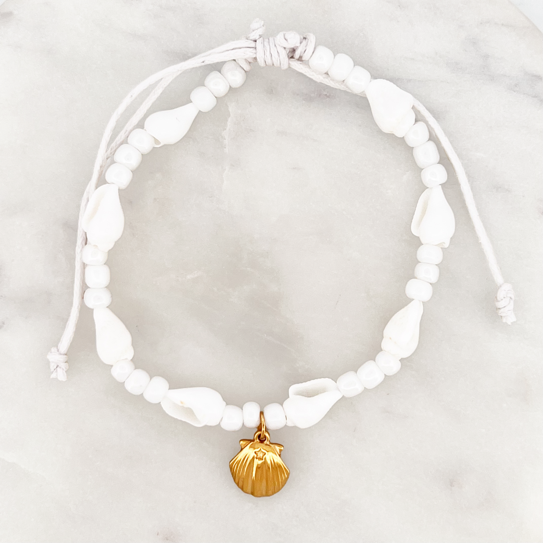 Weißes Muschel Armband mit Jakobsmuschel Weißes Muschel Armband mit Jakobsmuschel