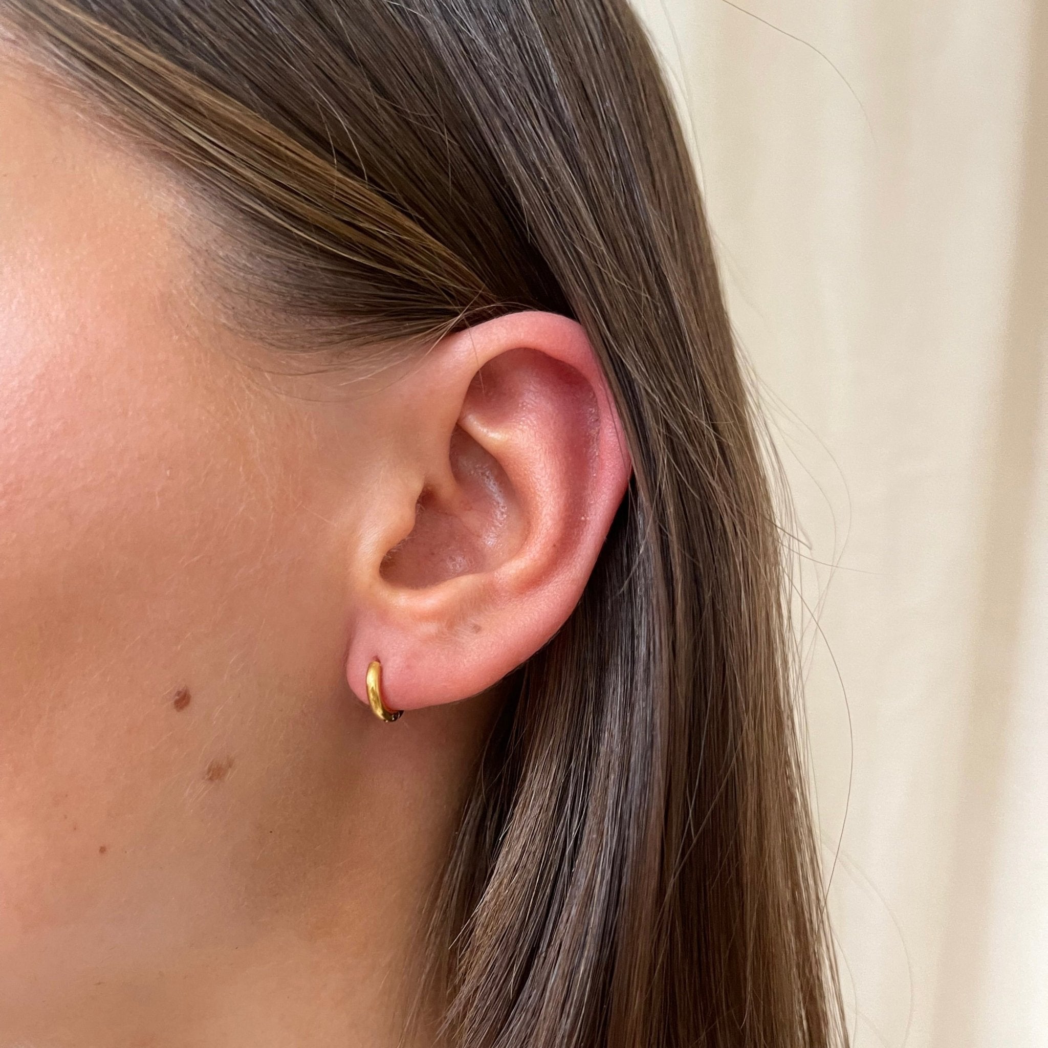 Base Mini Huggie Hoop - ByNouck Jewelry